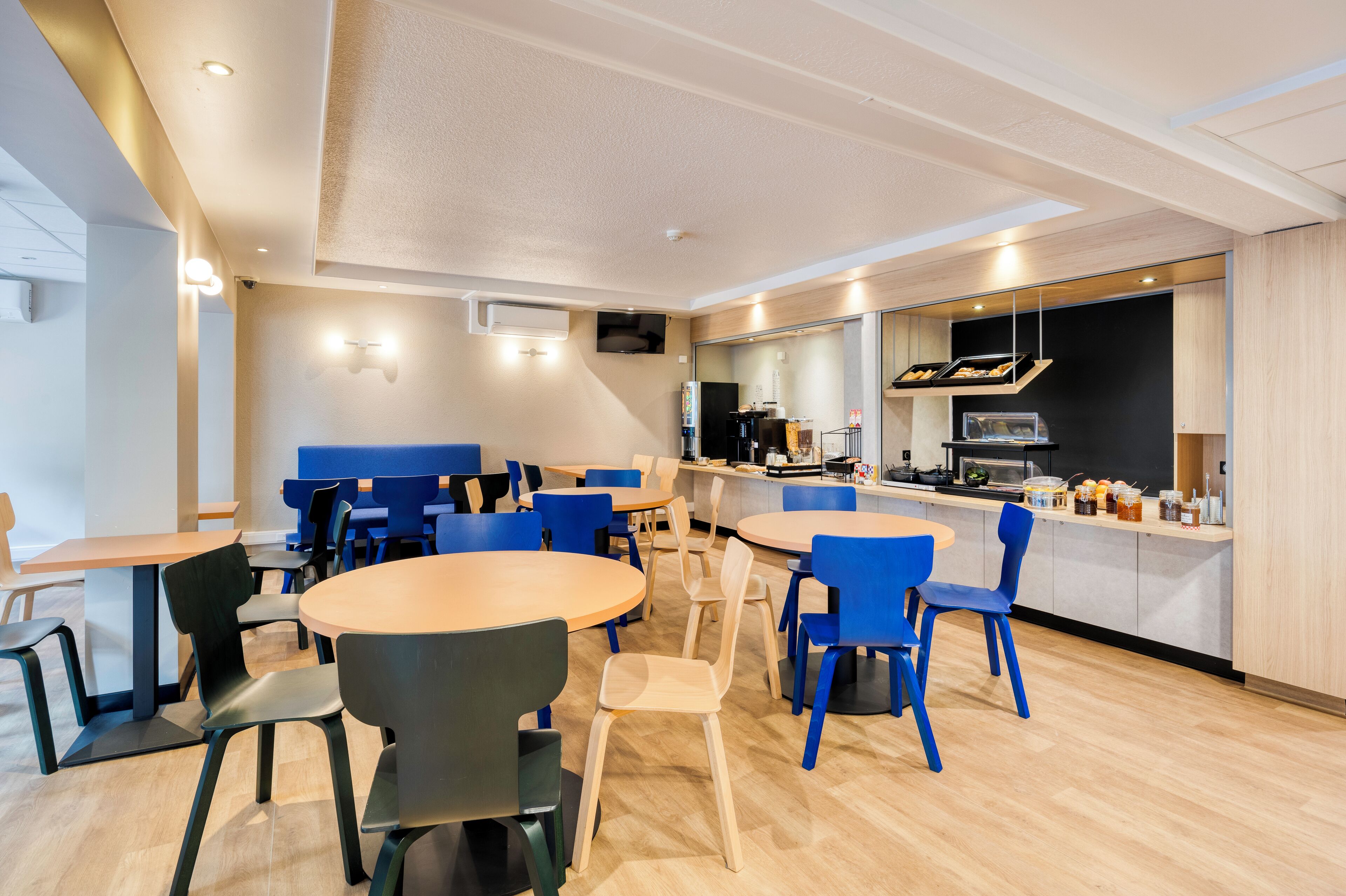 daily buffet breakfast (eur 9.50 per person)