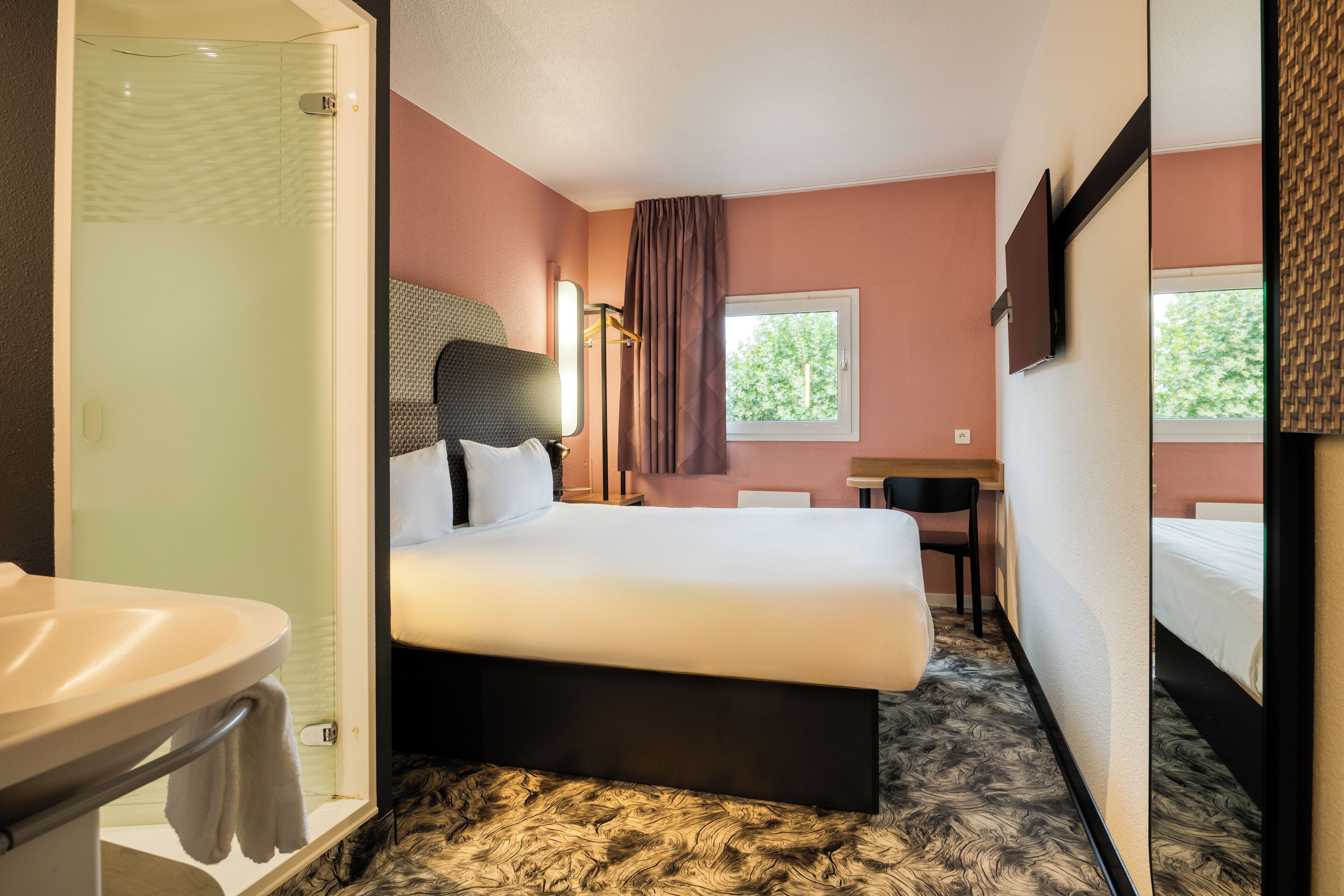 standard double room | desk, laptop workspace, free wifi, bed sheets