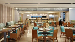 Un restaurant spacieux avec de nombreuses tables et chaises, un bar situé au fond de la salle, et un serveur qui prend les commandes.