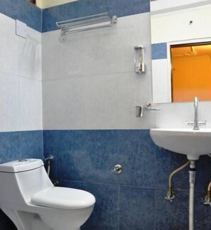 Regadera, amenidades de baño gratuitas, secadora de cabello 