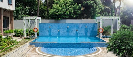 Indoor pool, sun loungers