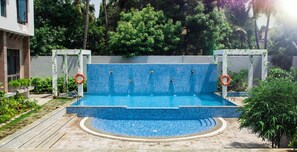 Una piscina techada, sillones reclinables de piscina
