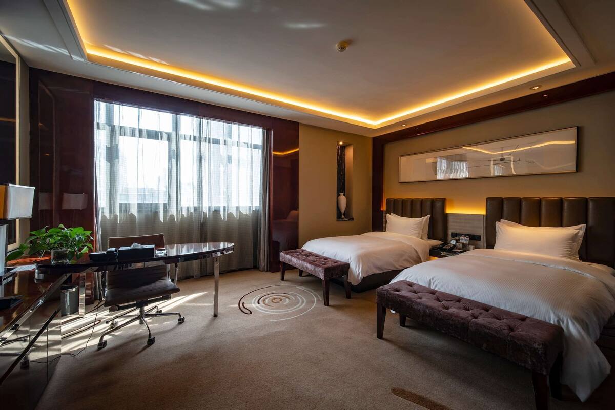 Minibar, in-room safe, rollaway beds (surcharge), WiFi (free)