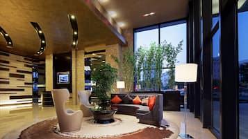 Coin salon dans le hall