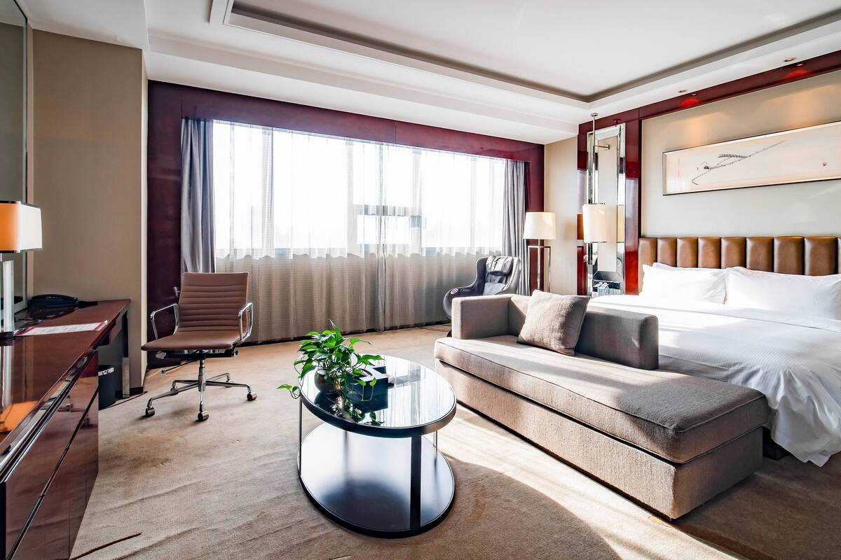 Minibar, in-room safe, rollaway beds (surcharge), WiFi (free)
