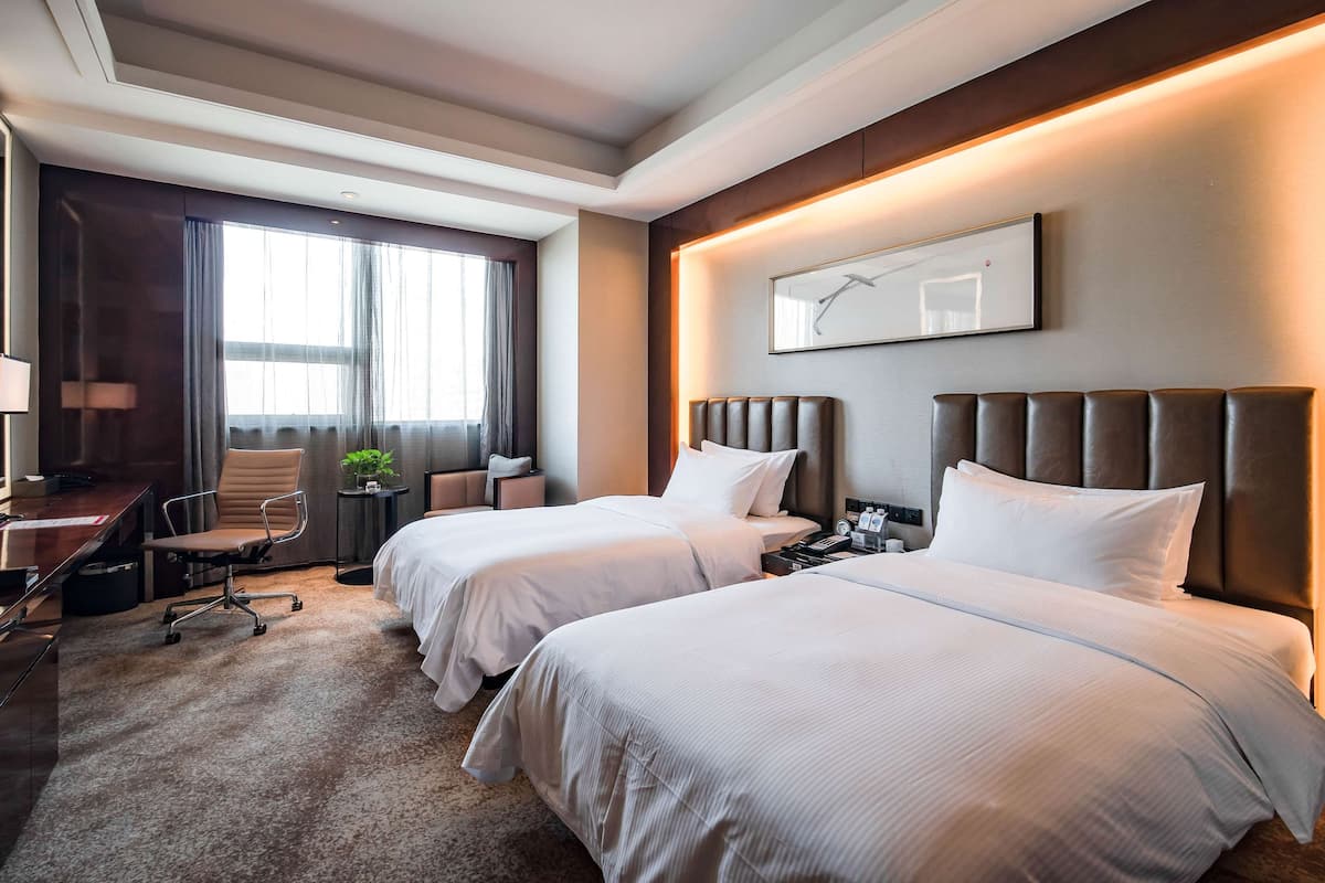 Minibar, in-room safe, rollaway beds (surcharge), WiFi (free)