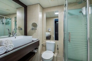 Dusche, kostenlose Toilettenartikel, Handtücher