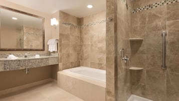 King, Suite, 1 habitación | Baño | Artículos de higiene personal gratuitos y toallas