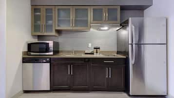 Geladeira grande, micro-ondas, cooktop, lava-louças