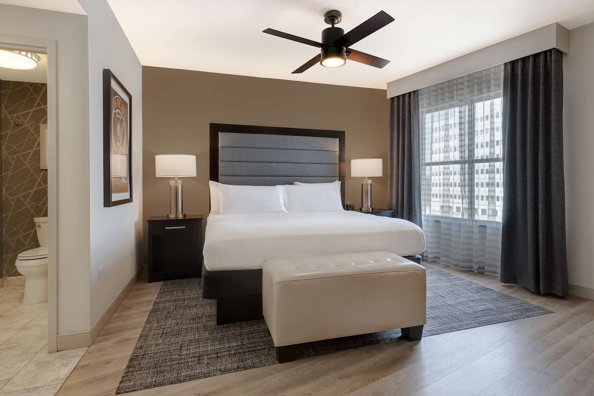 Peralatan tempat tidur premium, tilam berlapik, meja