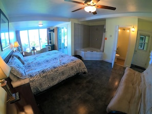 Habitación Deluxe, 1 cama de matrimonio grande, bañera de hidromasaje, vistas al lago | Tabla de planchar con plancha, wifi gratis, ropa de cama y despertador