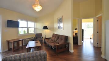 Tabla de planchar con plancha, wifi gratis, ropa de cama y despertador