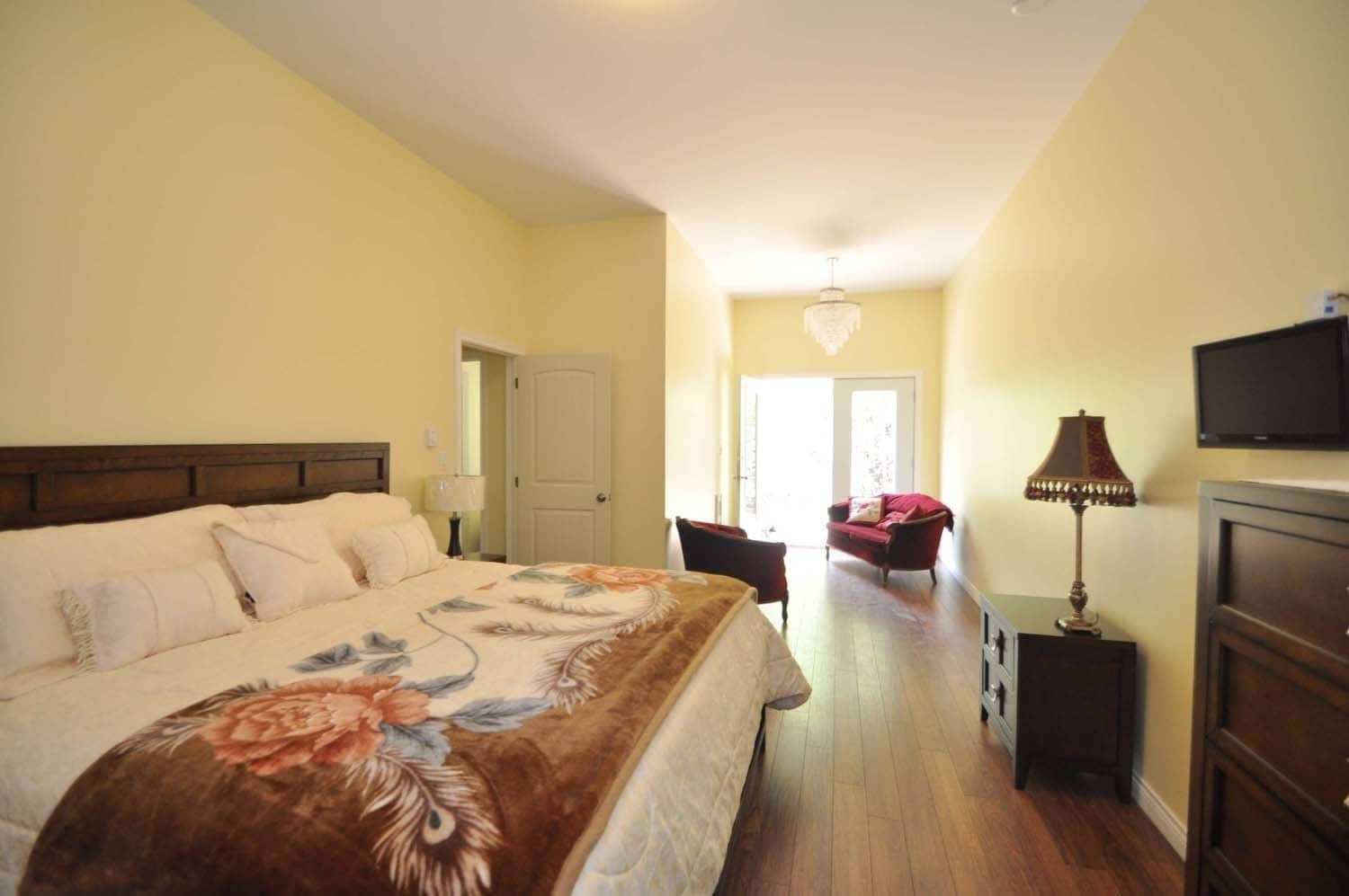 Tabla de planchar con plancha, wifi gratis, ropa de cama y despertador 