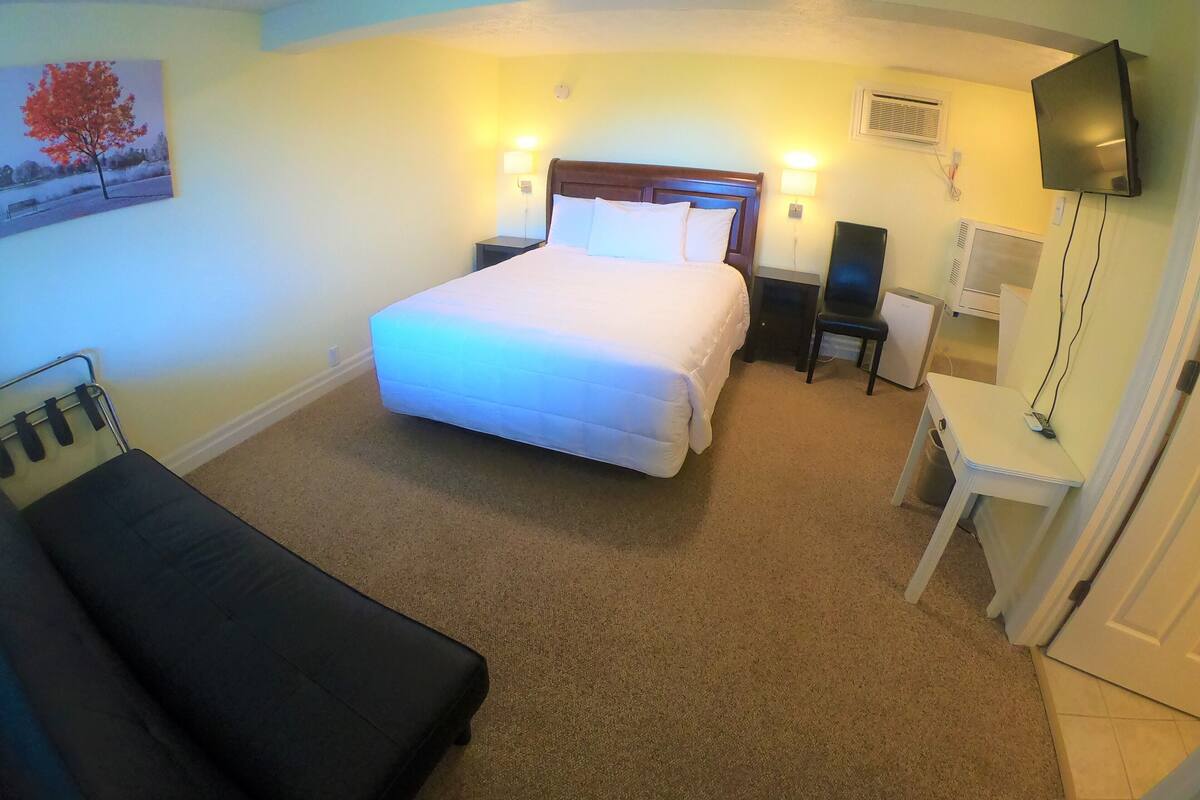 Standard Room, 1 Queen Bed | Iron/ironing board, WiFi (free), alarm clocks, bed sheets