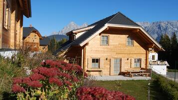 Premium bedding, in-room safe, desk, soundproofing