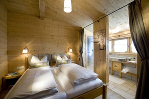Chalet Premium, 4 camere da letto, sauna, vista montagna (Alpenfürst - Cleaning Fee 195€) | Biancheria da letto di alta qualità, una cassaforte in camera