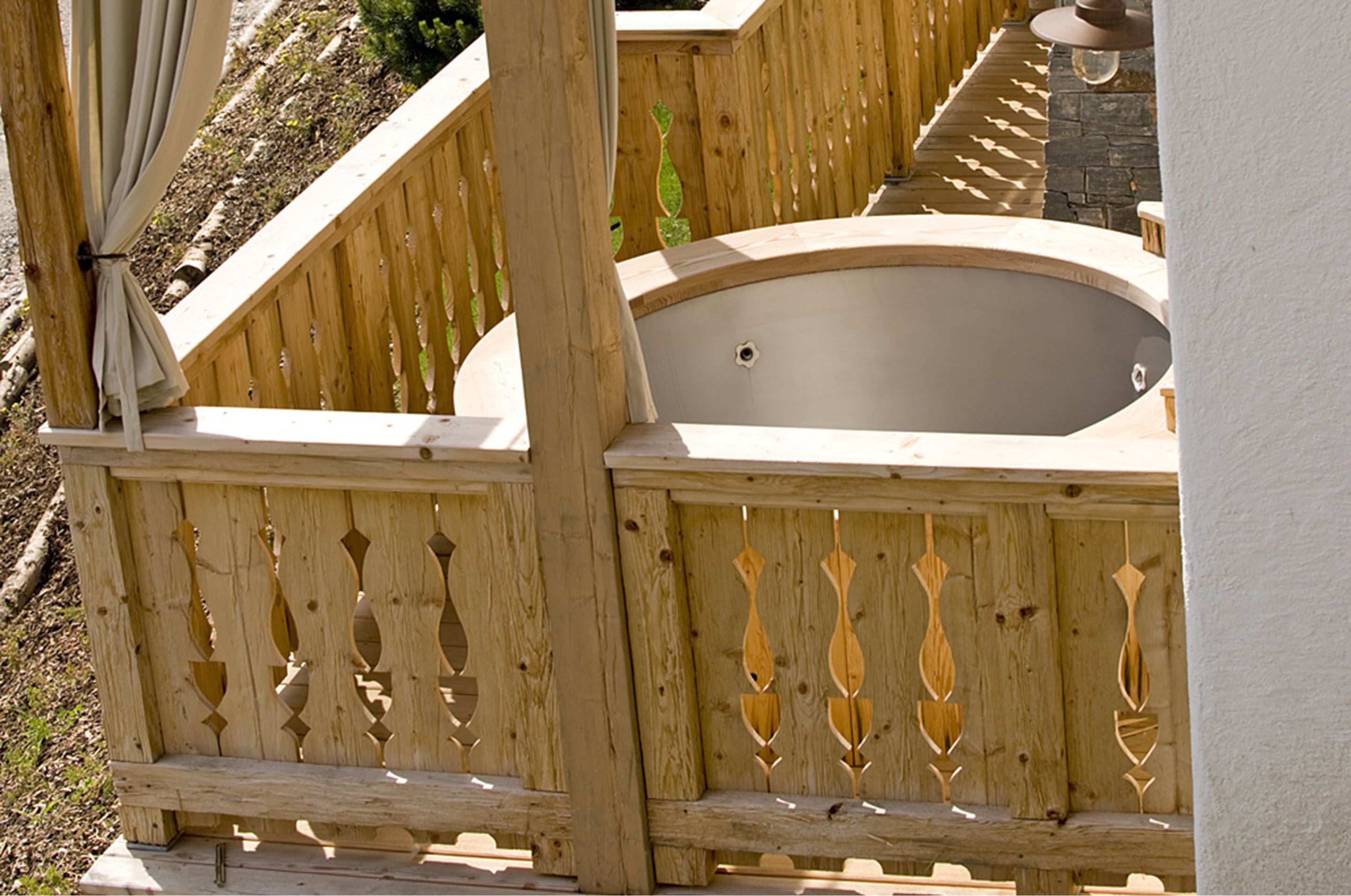outdoor spa tub