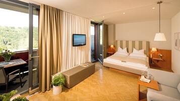 Superior tweepersoonskamer | Hypoallergeen beddengoed, een kluis op de kamer, een bureau