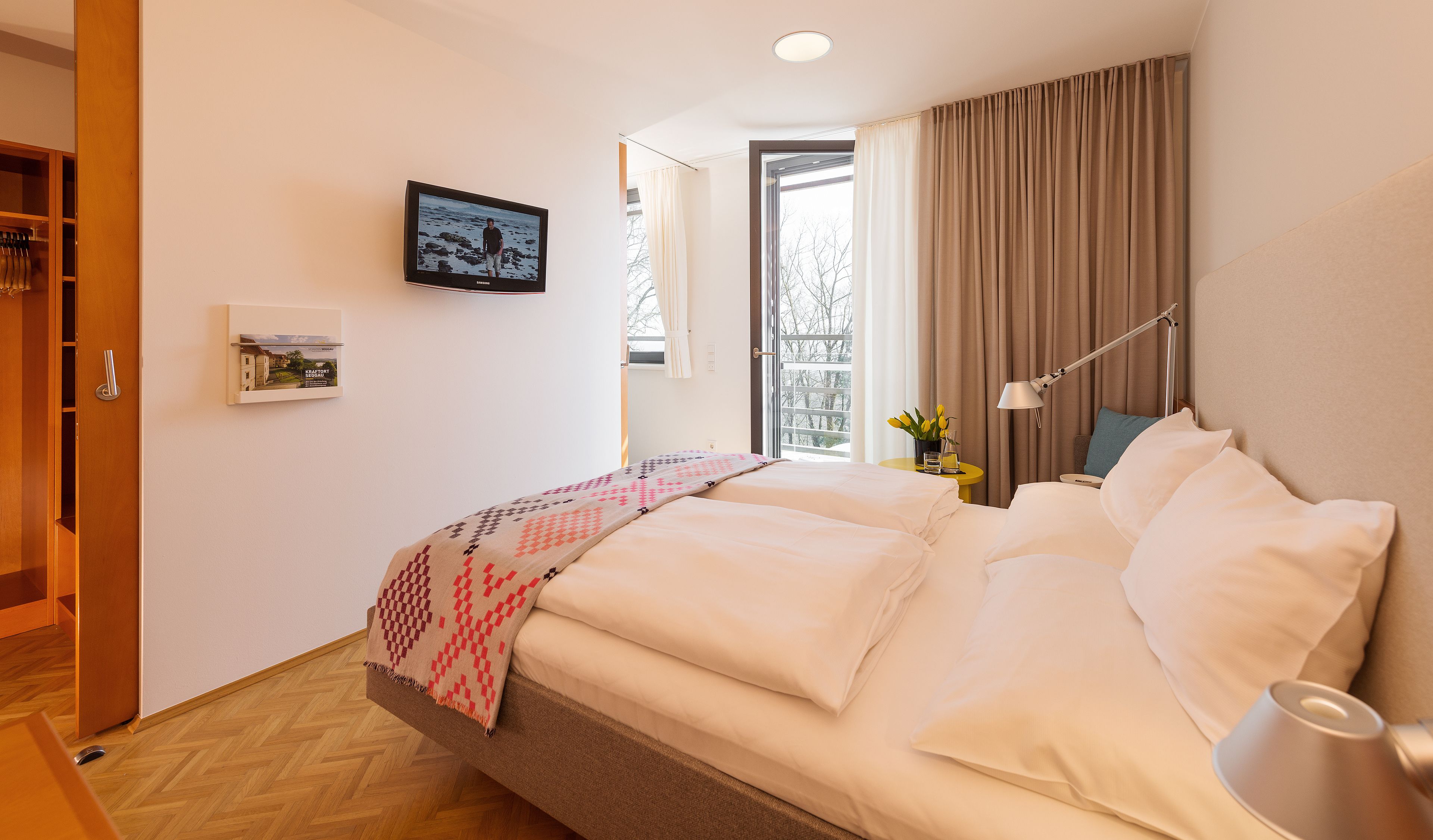 classic double room | 1 bedroom, hypo-allergenic bedding, in-room safe, desk