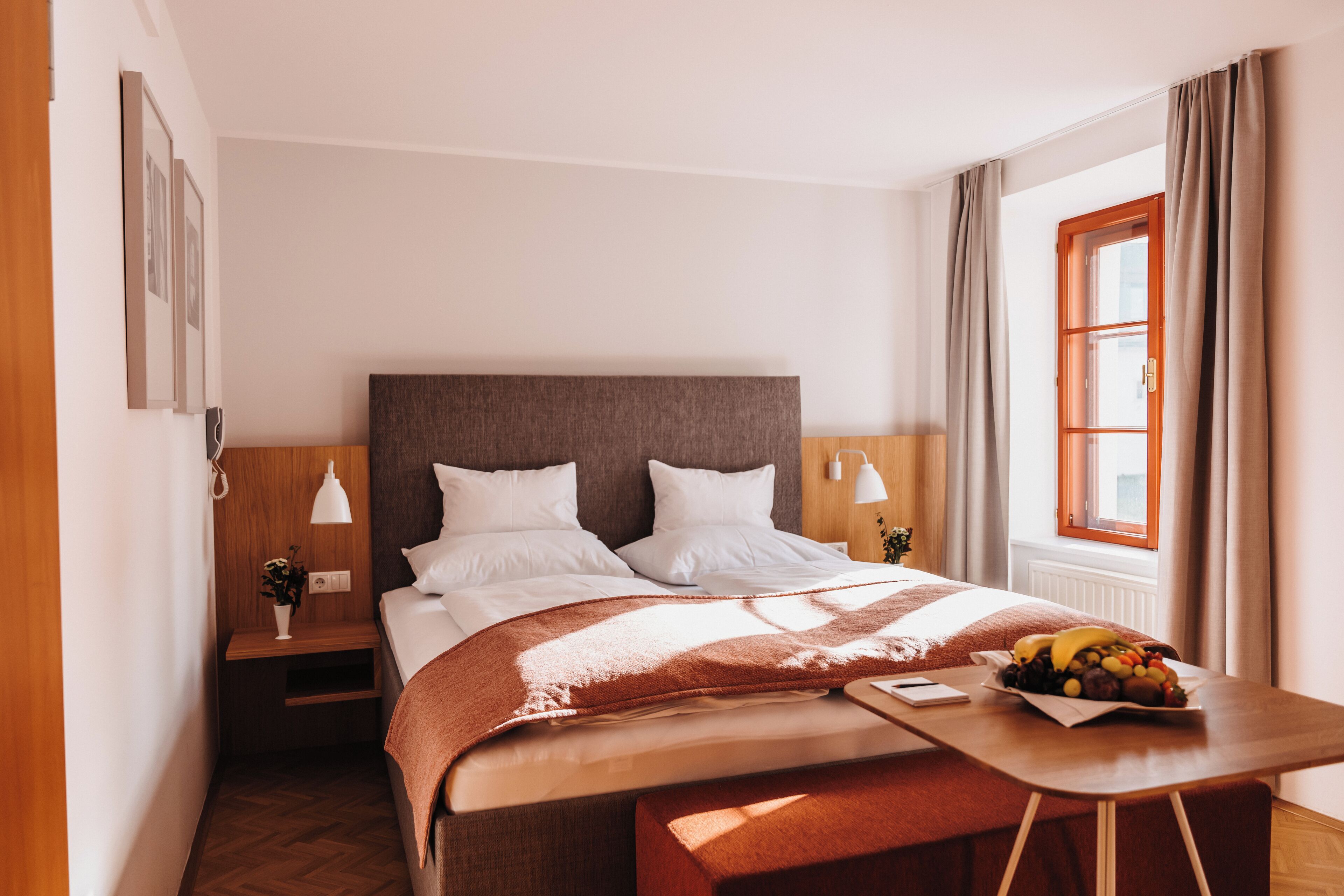 Literie hypoallergénique, coffres-forts dans les chambres, bureau