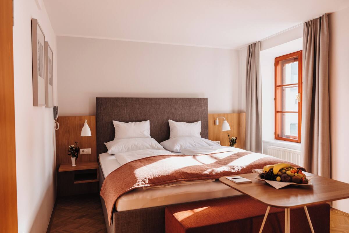 Standaard tweepersoonskamer | Hypoallergeen beddengoed, een kluis op de kamer, een bureau