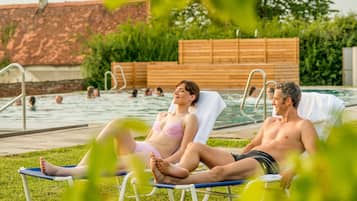 Außenpool (je nach Saison geöffnet), Sonnenschirme, Liegestühle