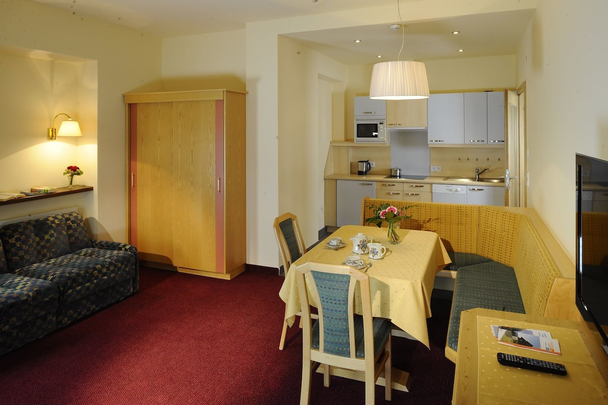 Apartment, 2 Schlafzimmer, Terrasse, Gartenblick (Heimatgefühl XL) | Eigene Küche | Kühlschrank, Mikrowelle, Herdplatte, Geschirrspüler