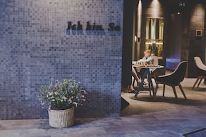 Een binnenzwembad en ligstoelen