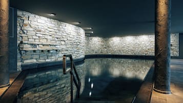 Kolam renang indoor, dengan kursi berjemur