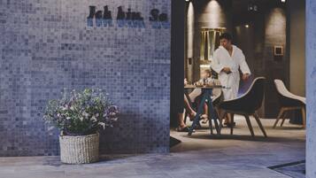 Indoor pool, sun loungers