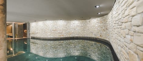 Piscina interna, espreguiçadeiras