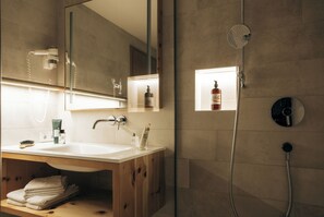 Apartment (Glückszeit L) | Bathroom | Combined shower/tub, free toiletries, bathrobes, towels - Arabella Retreat & Spa (Nauders)