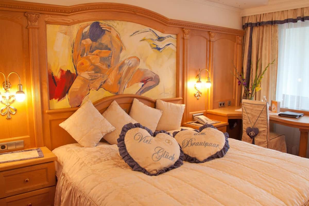 in-room safe, desk, cots/infant beds, rollaway beds