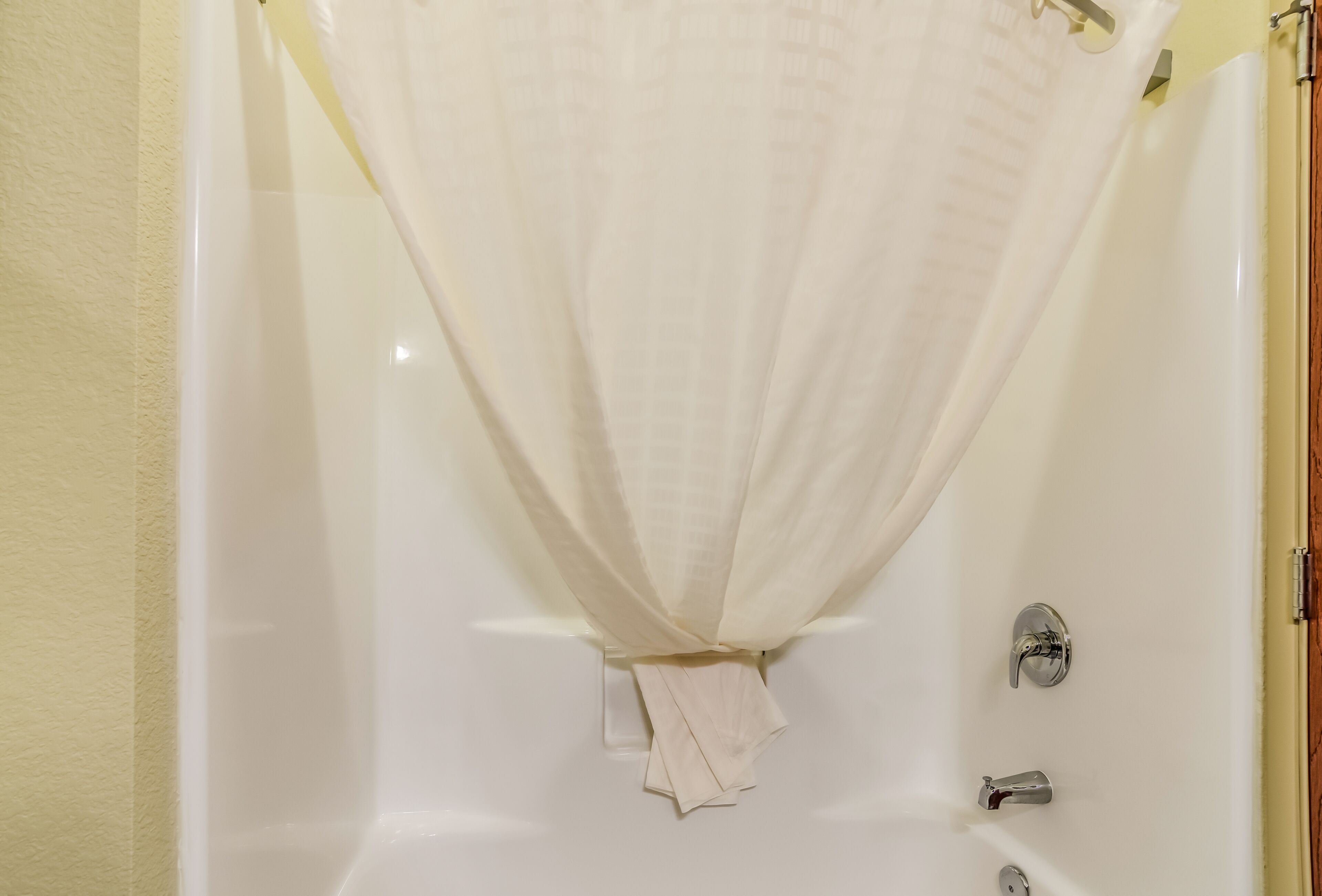 combined shower/bathtub, free toiletries, hair dryer, towels