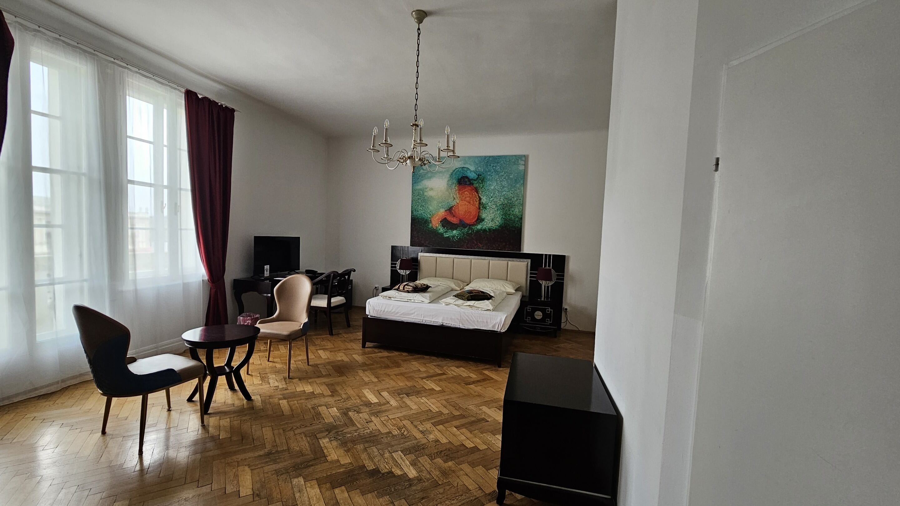 Ropa de cama de alta calidad y caja de seguridad en la habitación 