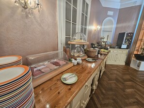 Daily buffet breakfast for a fee - Hotel Pension Museum (Vienna)