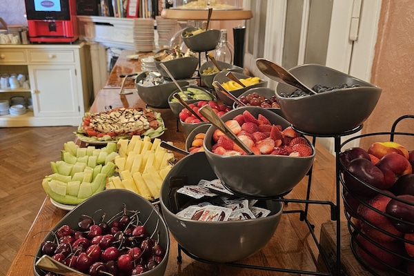 Se ofrece un desayuno bufé (15 EUR por persona)