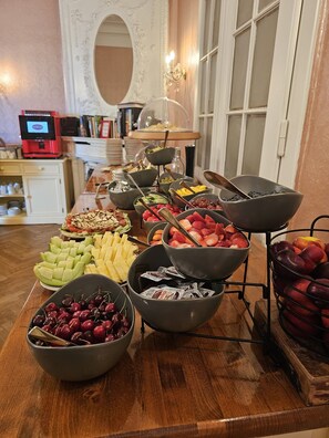 Daily buffet breakfast (EUR 15 per person) - Hotel Pension Museum (Vienna)