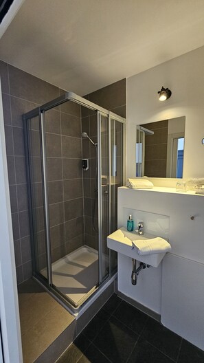 Regadera, amenidades de baño gratuitas, secadora de cabello, toallas 