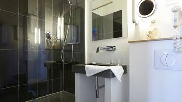 Een douche, gratis toiletartikelen, een haardroger, handdoeken