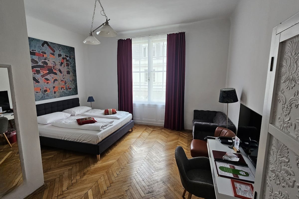 Ropa de cama de alta calidad y caja de seguridad en la habitación