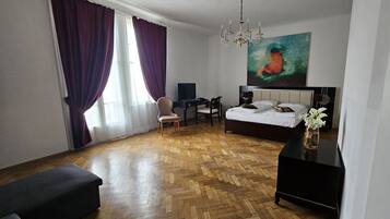 Deluxe-Dreibettzimmer, eigenes Bad | Hochwertige Bettwaren, Zimmersafe, Schreibtisch