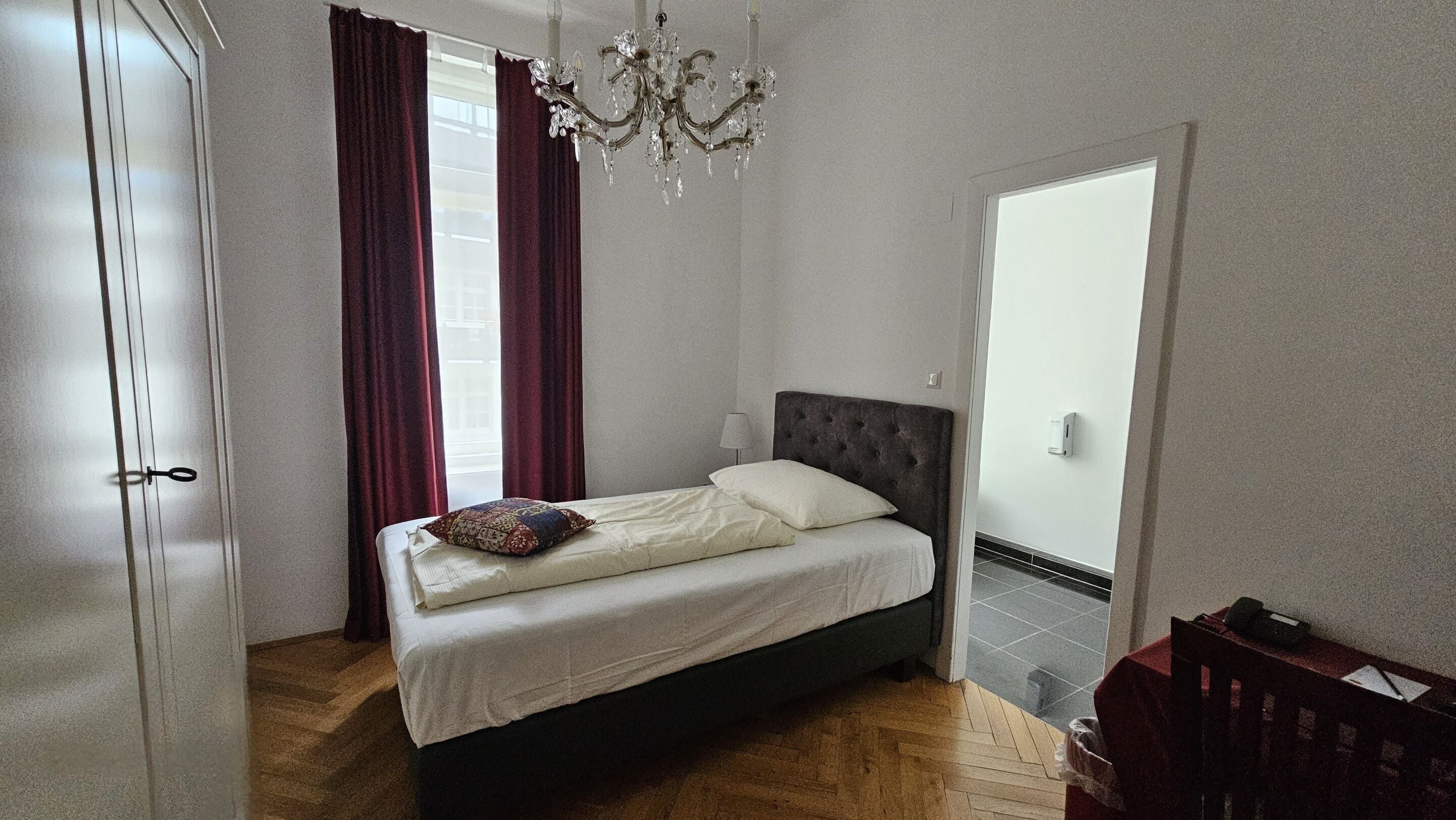 Ropa de cama de alta calidad y caja de seguridad en la habitación 