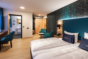 Dreibettzimmer | Wohnbereich | 15-Zoll-LED-Fernseher mit Satellitenempfang, Fernseher