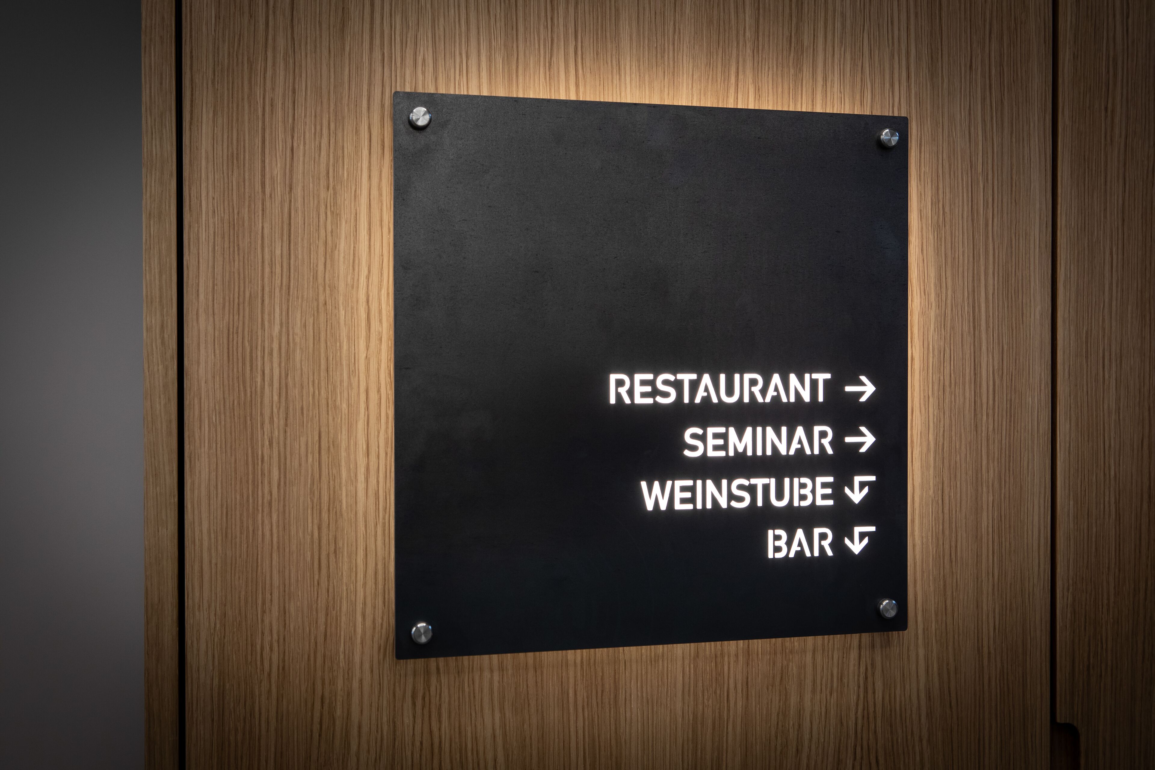 lunch and dinner served, international cuisine