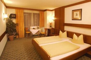 Desk, free cots/infant beds, rollaway beds, WiFi - Hotel St. Hubertushof (Zell am See)