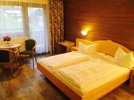 办公桌、免费婴儿床、折叠床/加床（额外收费）、收费 WiFi