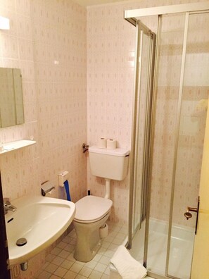 Shower, towels - Hotel St. Hubertushof (Zell am See)