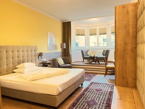 Ropa de cama hipoalergénica y caja de seguridad en la habitación 