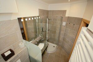 Quarto casal conforto, 1 cama de casal, para não fumantes | Banheiro | Chuveiro, produtos de toalete grátis, secador de cabelo 